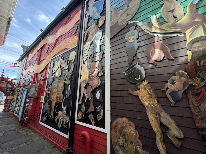 Explore a Free Outdoor Bob Gasoi Gallery of Mural Fragments, Sculptures, and Bold Statements on Art 
