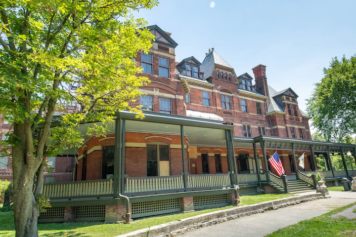 Step Inside The 140-Year-Old Landmark Homes of Pullman And Explore the Rich Architectural Heritage Of One Of Chicago’s Most Iconic Neighborhoods