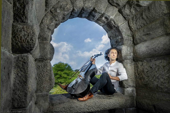 Ian Maksin Brings His One-Man Orchestra to Chicago